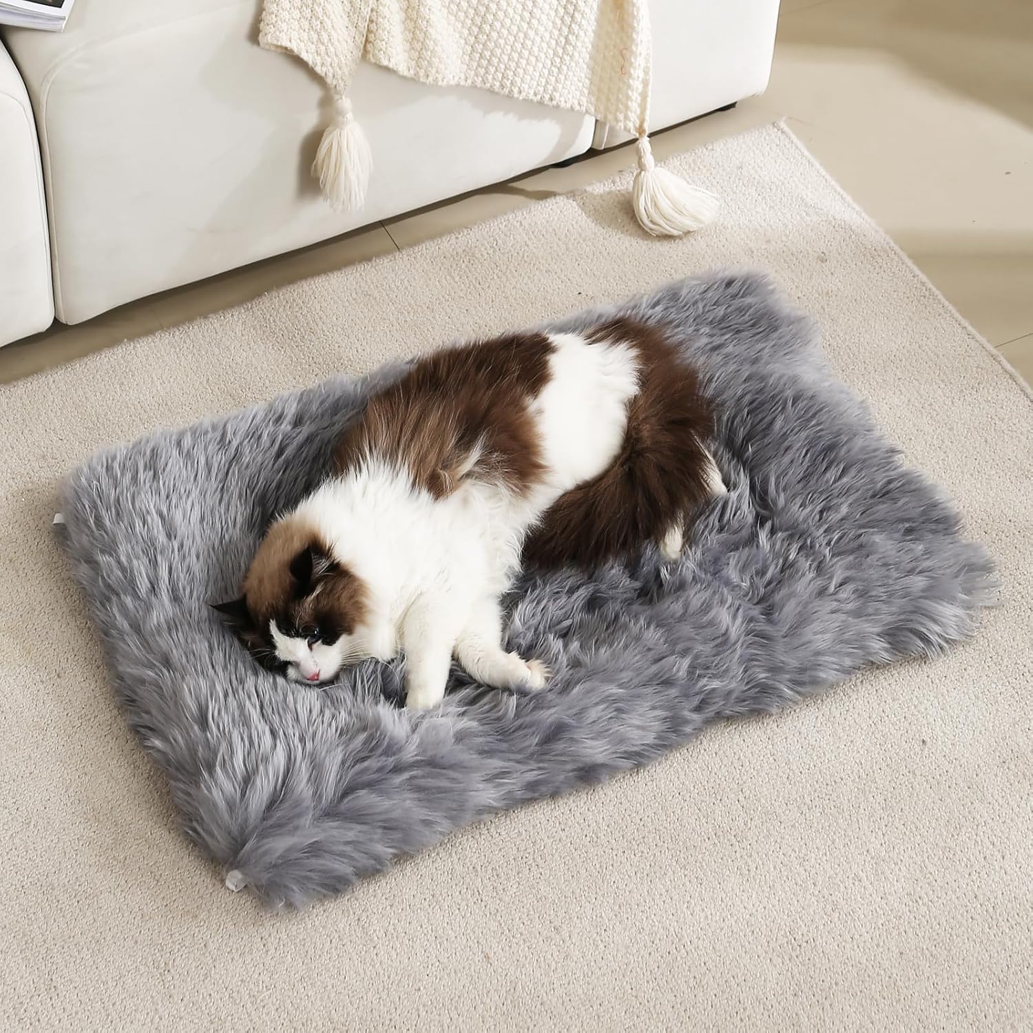 Self Warming Dog Cat Bed Mat 19.6x31.4 inch, Washable Soft Plush Faux Fur Fluffy Puppy Self Heating Pad Blanket for Indoor Pet Sleep Cushion White